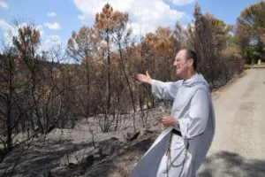 Brother Marie-Thomas facing the sudden violence of the flames at Notre-Dame de Grâces, Cotignac