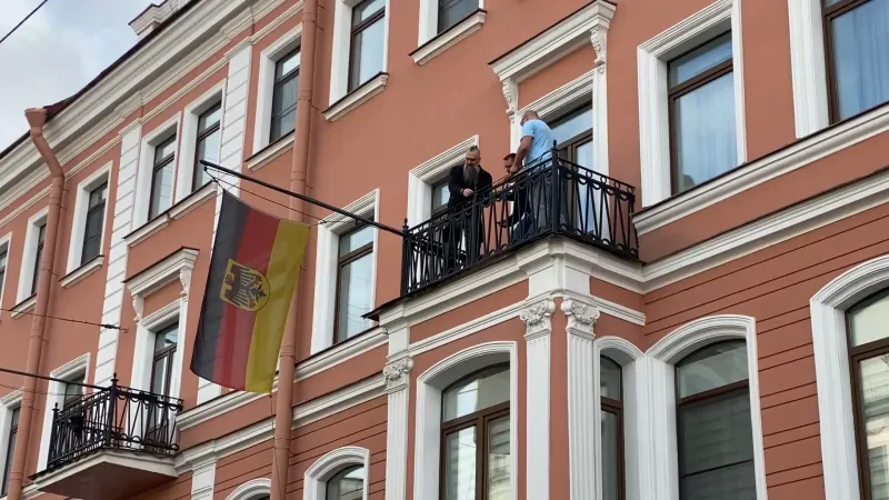 Le drapeau allemand retiré du bâtiment du consulat général à Saint-Pétersbourg